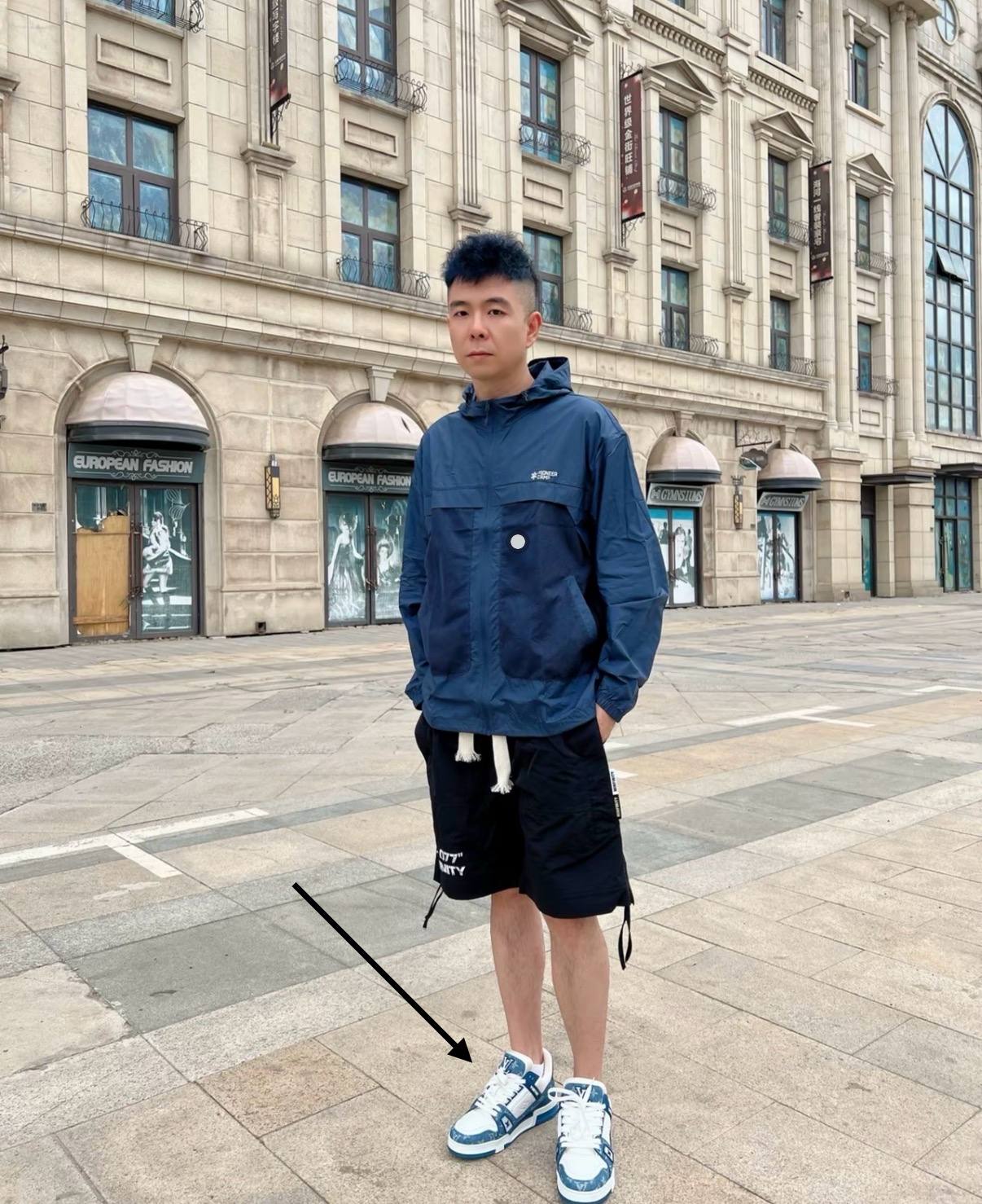 Client with NOIRÉ bags